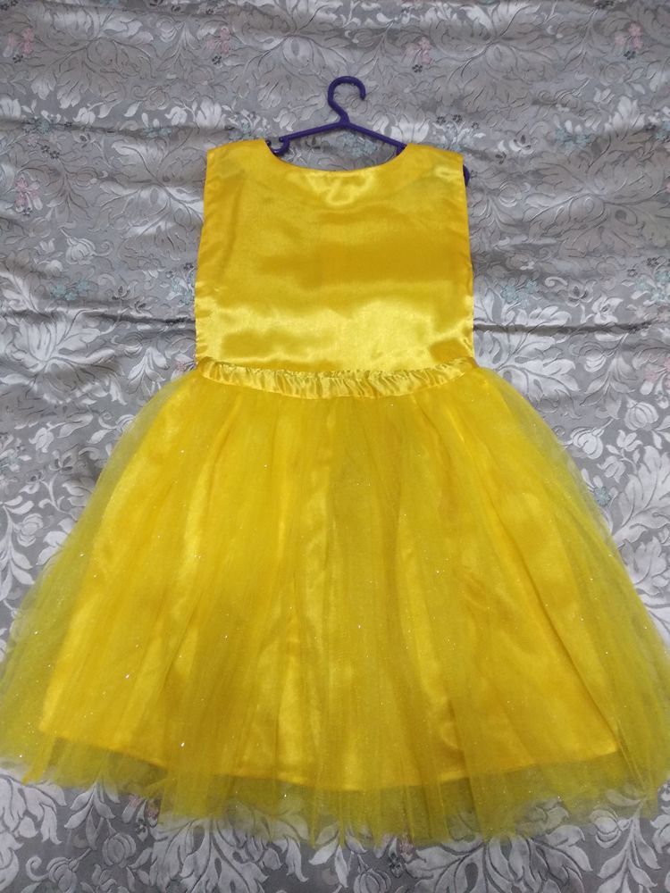 Платья, юбочки топики почти новые на 6- 9 лет