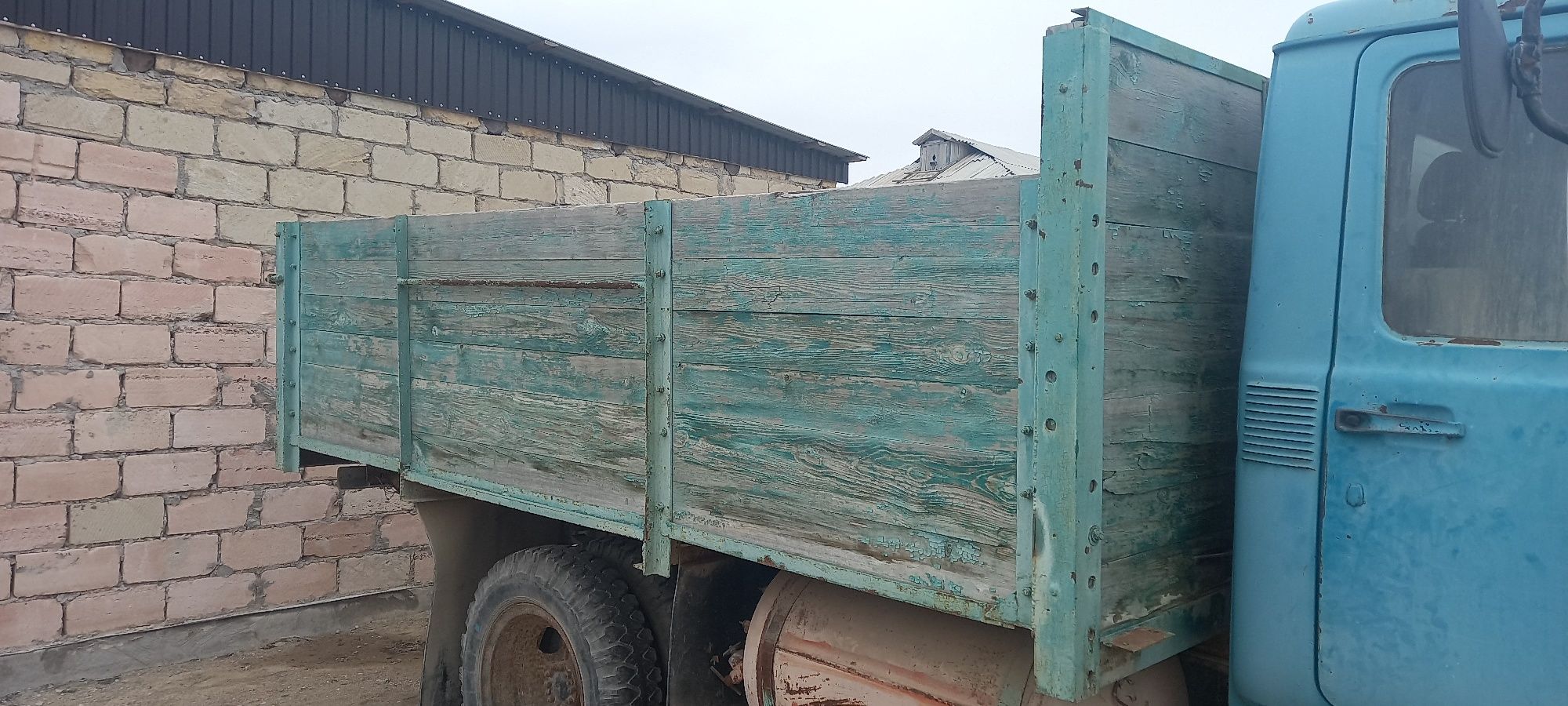 Борт сатылаты газ 53 штамповка жүк тасылмаған учебный көлікте болған.