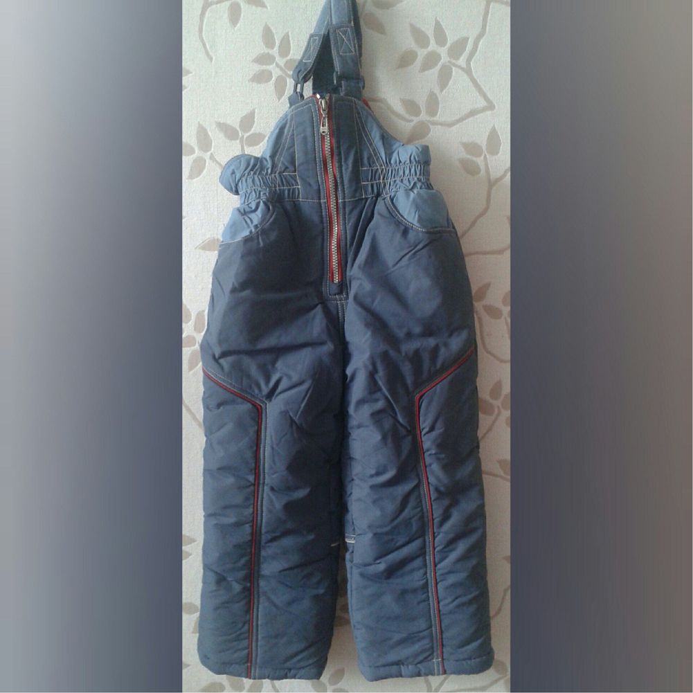 Продается зимняя куртка с комбинезоном в хорошем состоянии.На 4-6 лет.