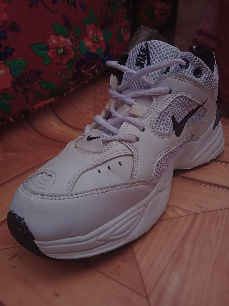 Кроссовки Nike белого света 12 500тг