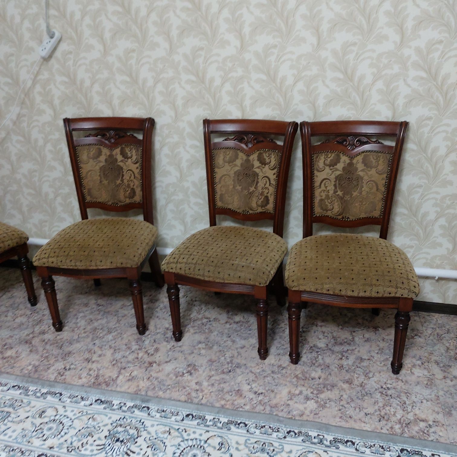 Стол гостинный со стульями