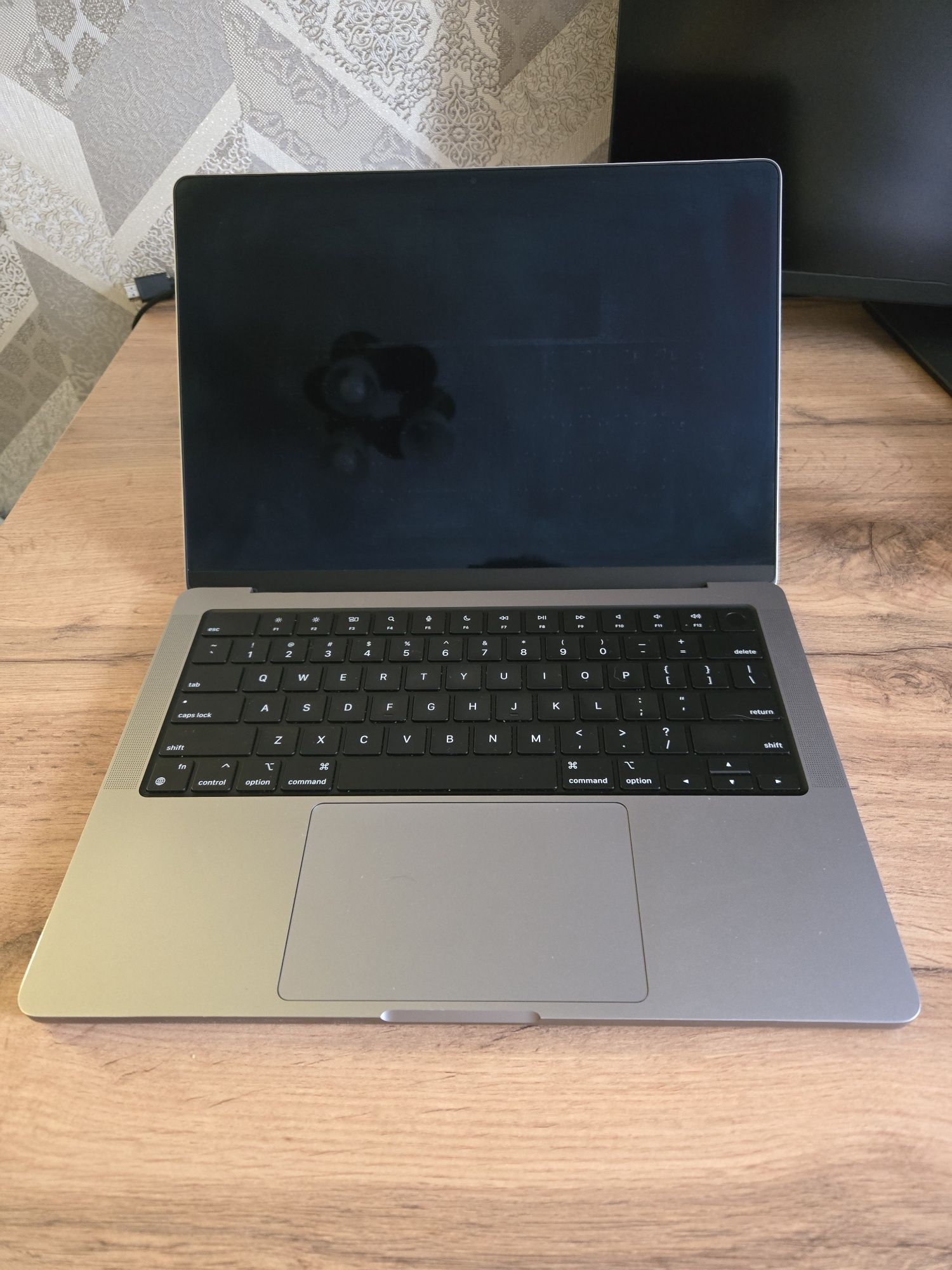 Продам MacBook pro M1 14
