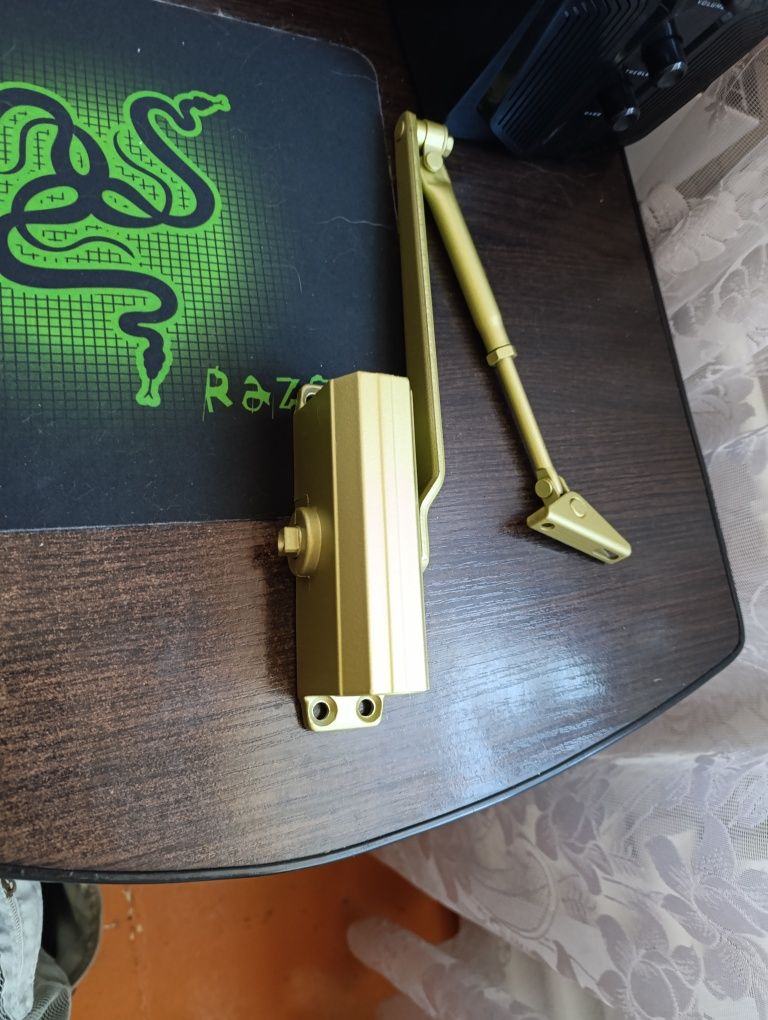 Продам доводчик двери