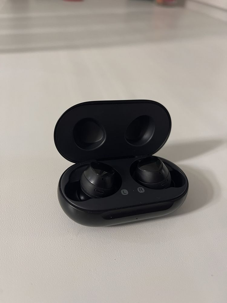 Продаю беспроводные наушники samsung galaxy buds SM-R170
