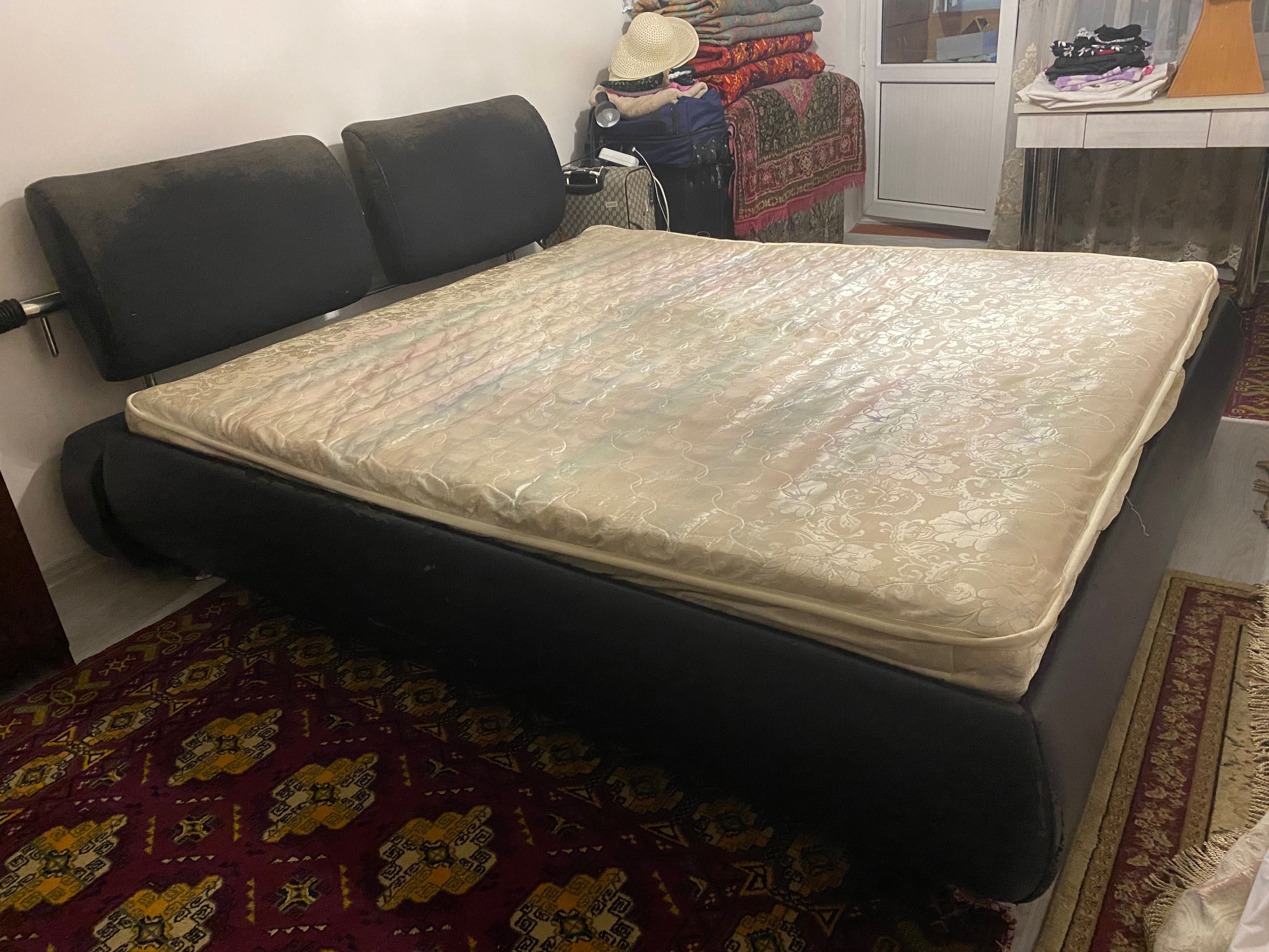 Продам двуспальную кровать