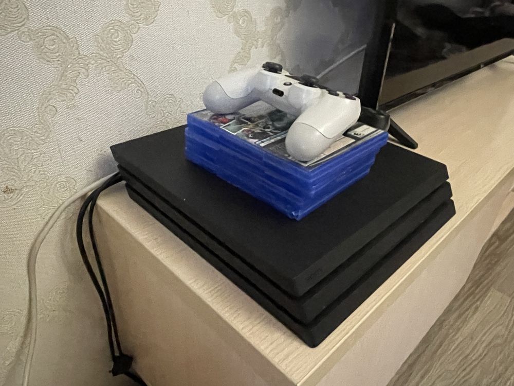 Продам плэйстешн 4 про в отличном сосотоянии со всеми играми