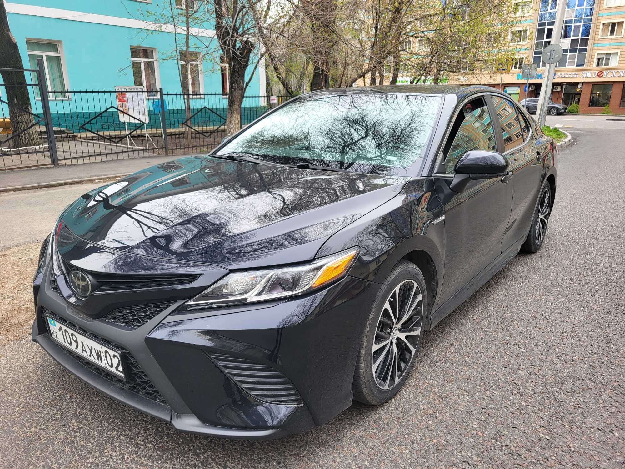 Автомобиль тойота камри 2020