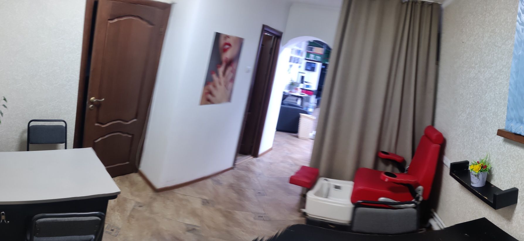 Сдается в аренду 2 парикмахерских кресла и кабинет nail стилиста