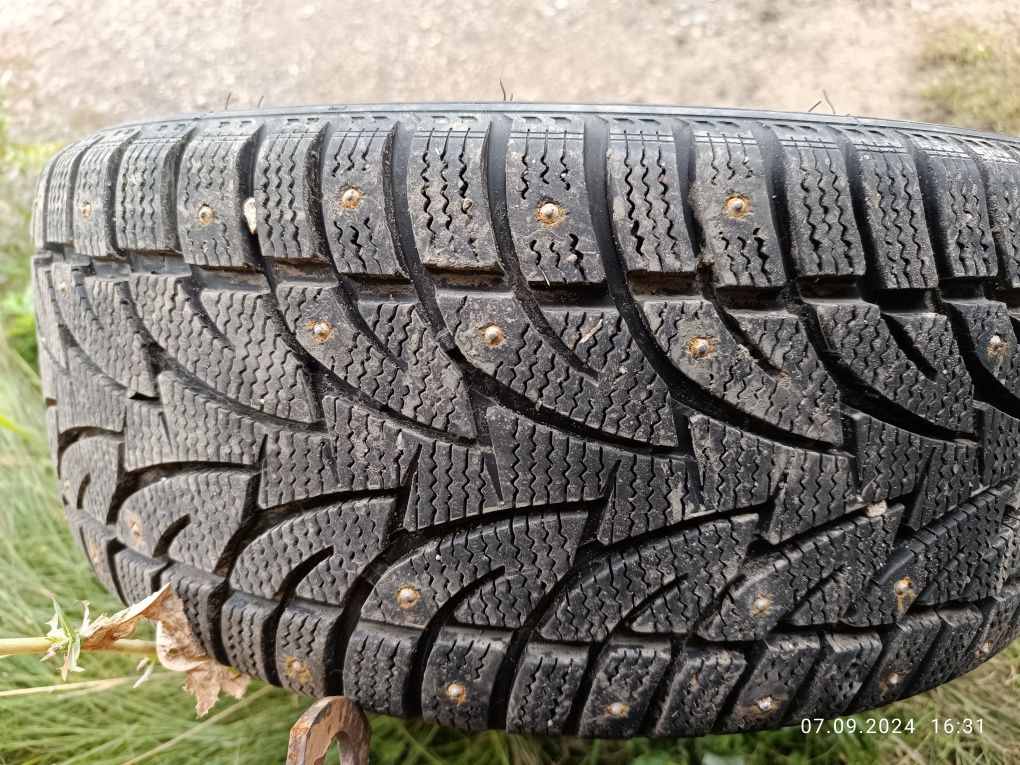 Зимние шипованные шины 235/45 R17  на оригинaл дисках R17 Volksw