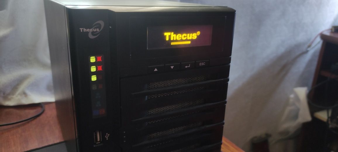 Продам сетевое хранилище thecus n4200