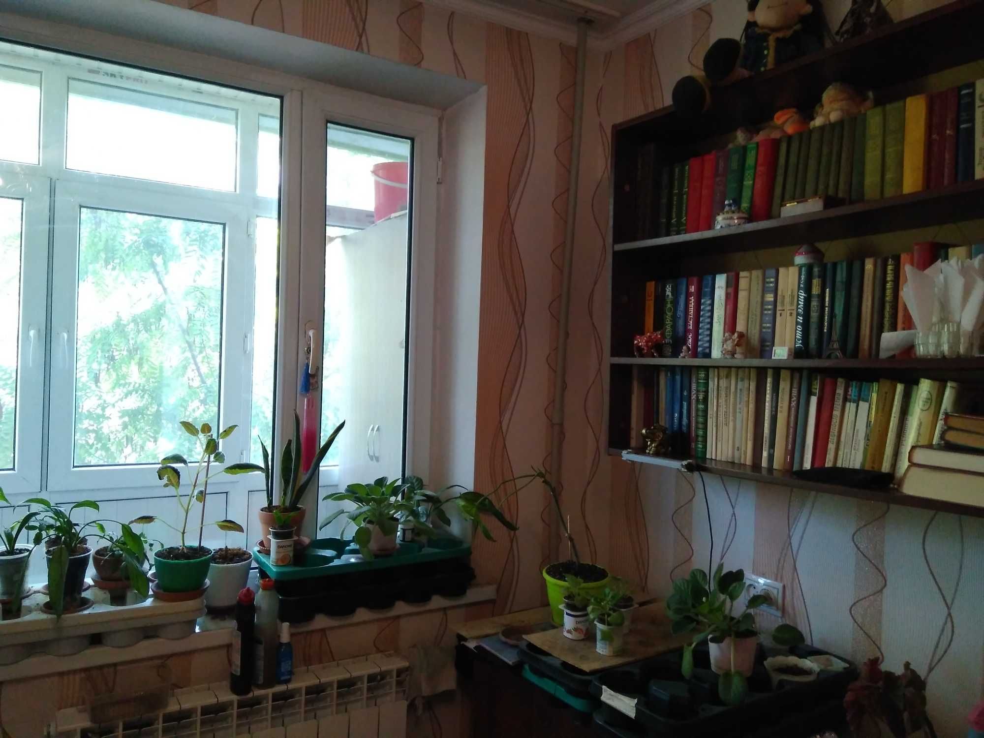 Продается 2 комнатная .3 этаж.Неугловая.