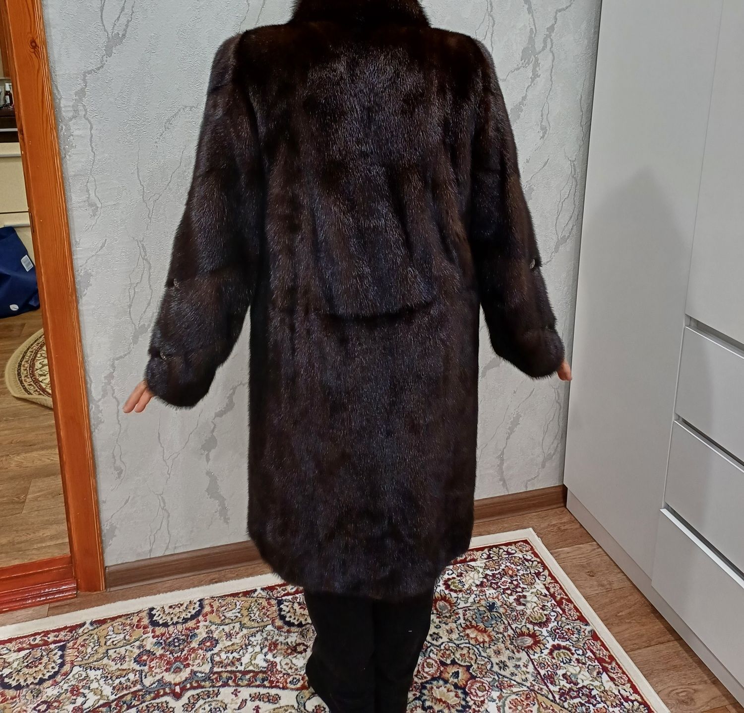 Продам норковую шубу новую.