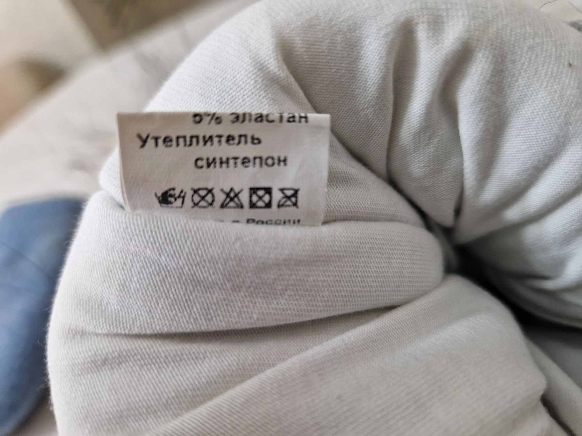 Продам детскую шапку, манишка(шарф), варежки