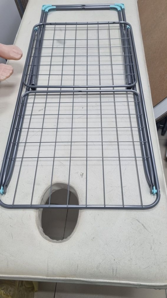 Продам  массажную кушетку, с отверствием, за 20 тыс. тенге.