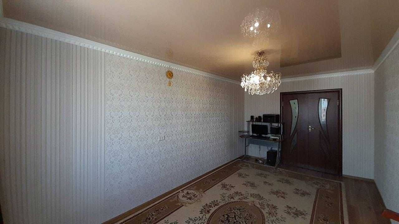 Продам 4 комн улучшенной планировки на 8 мкр. на 6 эт 9 эт
