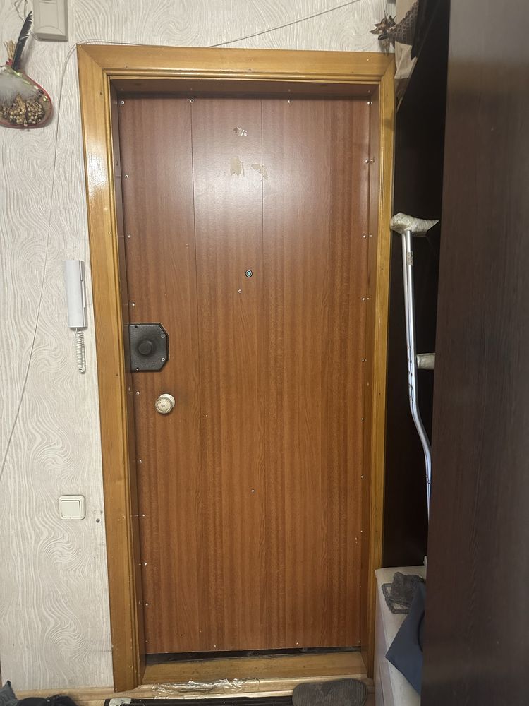 Продам железную дверь с дорогим замком