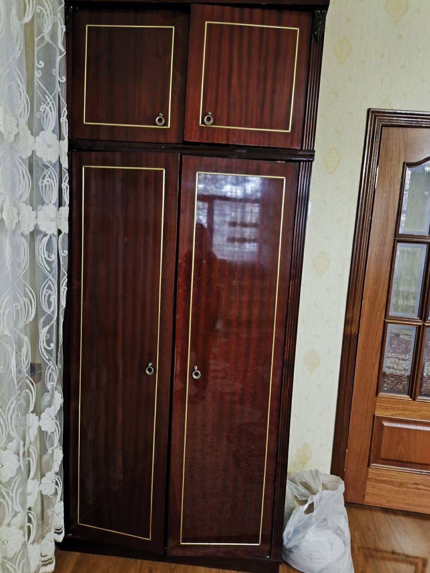 Продам мебель лаковую винтажную комплект