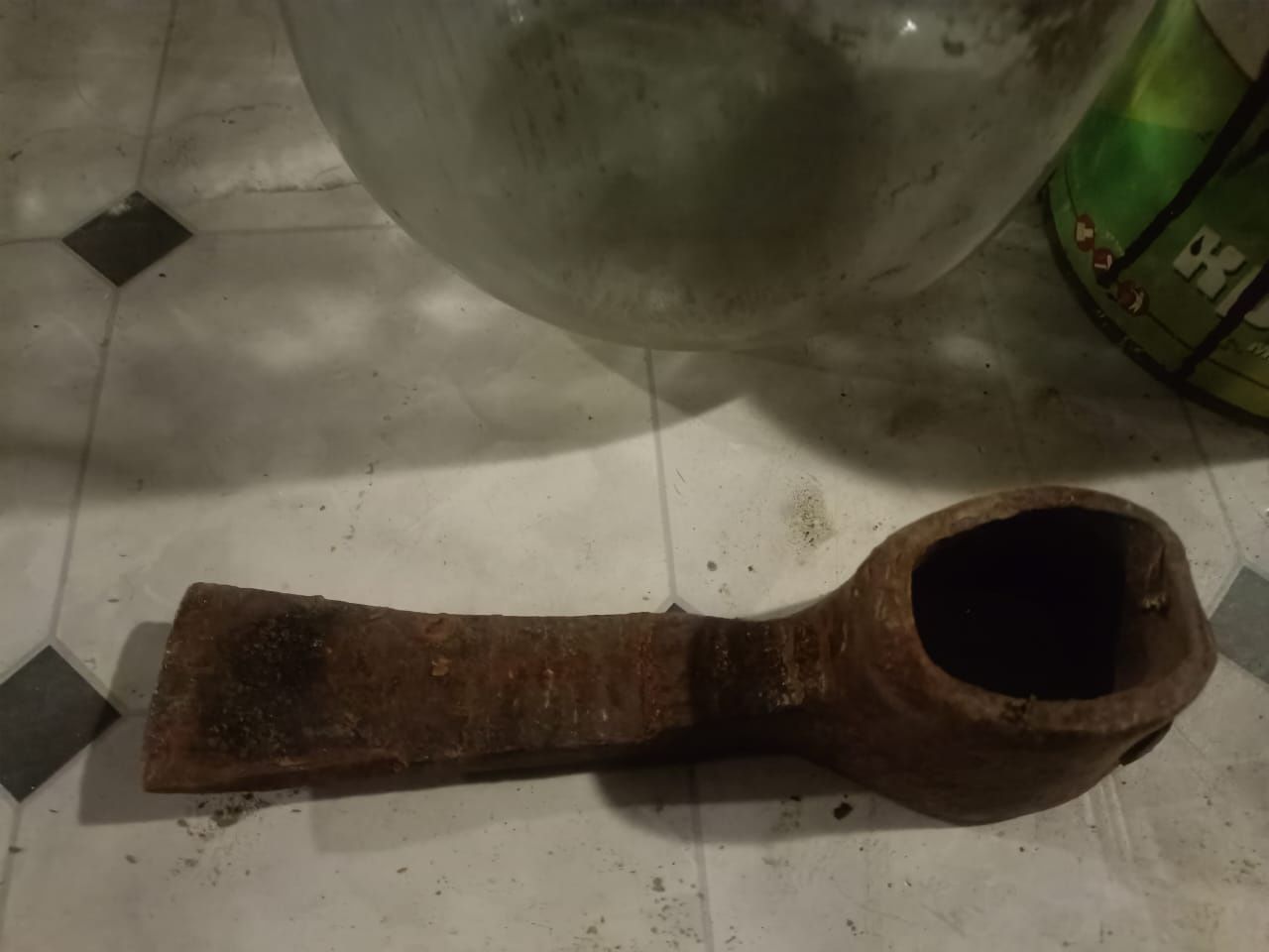 Продам старинный бутыль в обрамление 2 литровый, и старинный инструмет