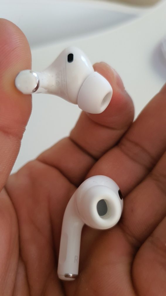 Продам наушники левый ухо  и правый ухо от airpods pro оригинал