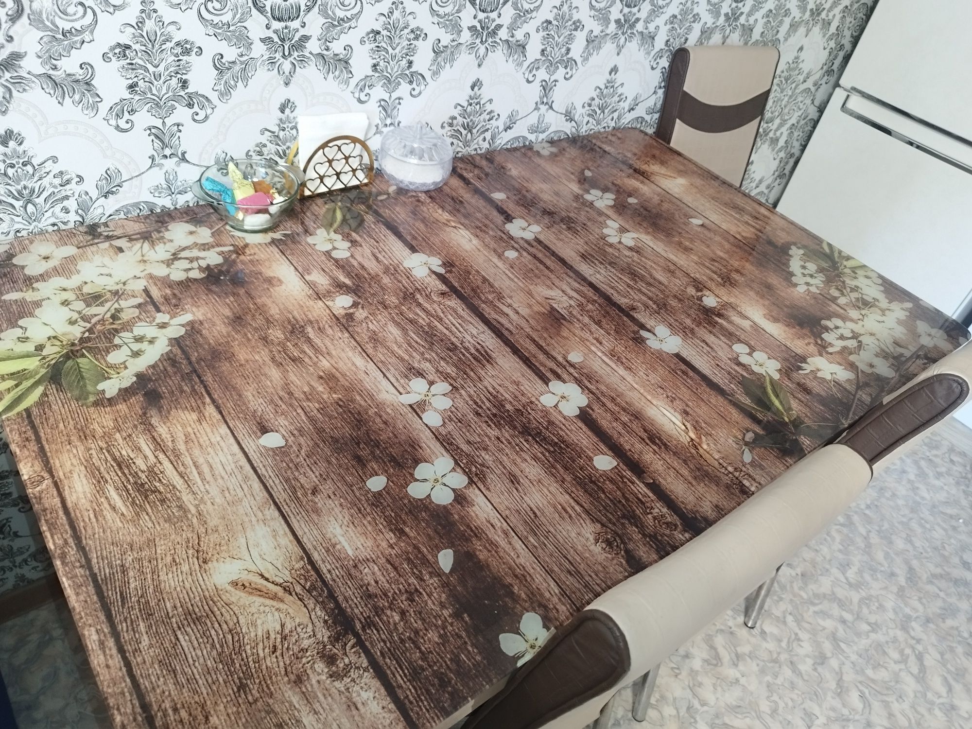 Продам кухонный стол со стульями,стеклянный