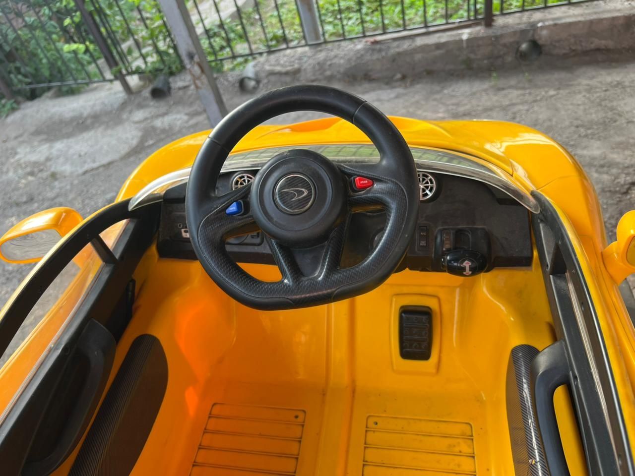 Продам детскую машину McLaren
