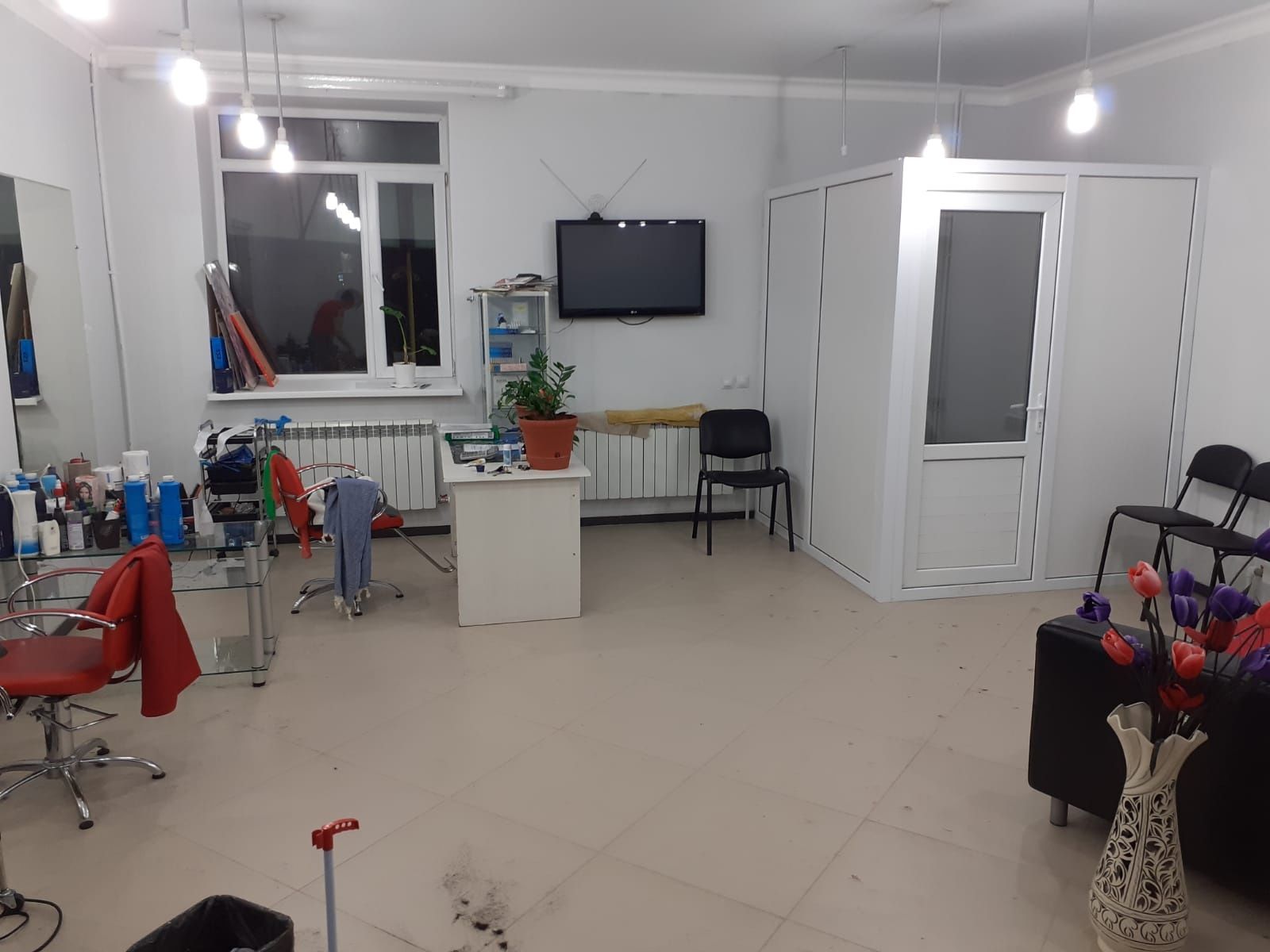 Продам действующую парикмахерскую "Жанна" в центре р. Болашак.