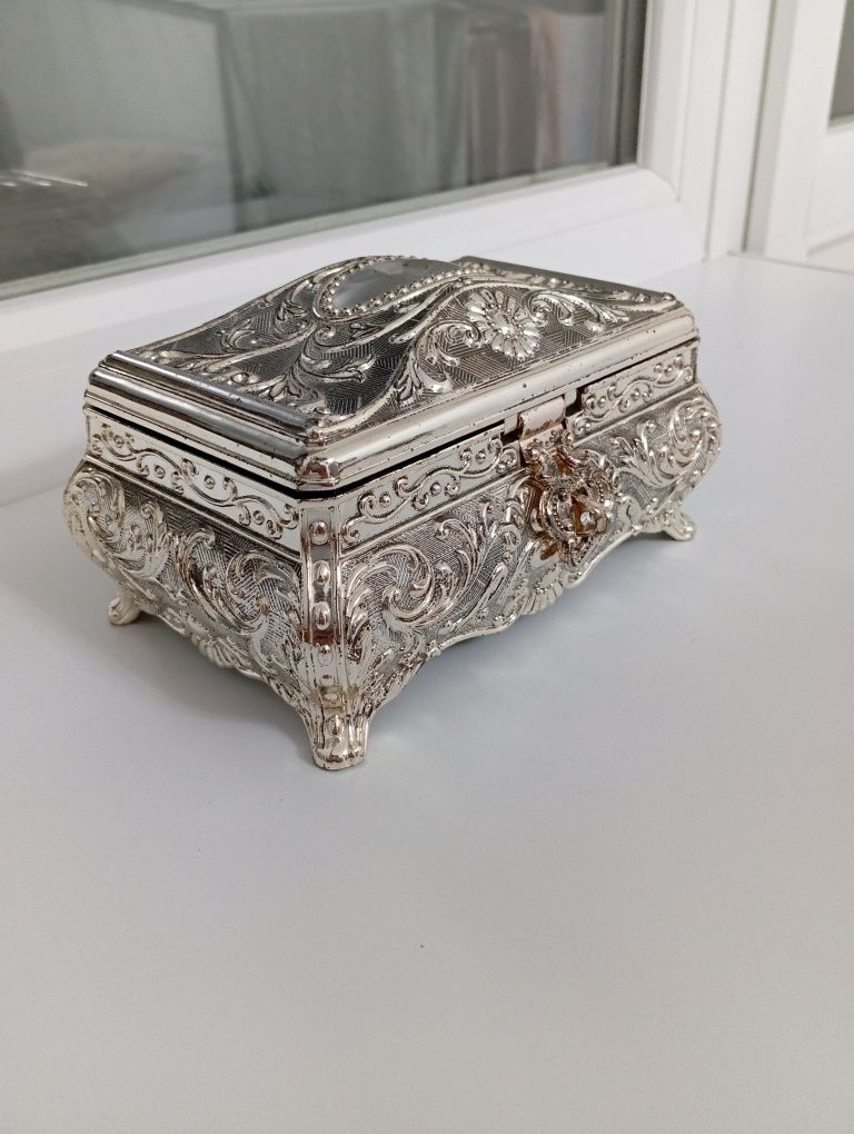 Шкатулки металлические