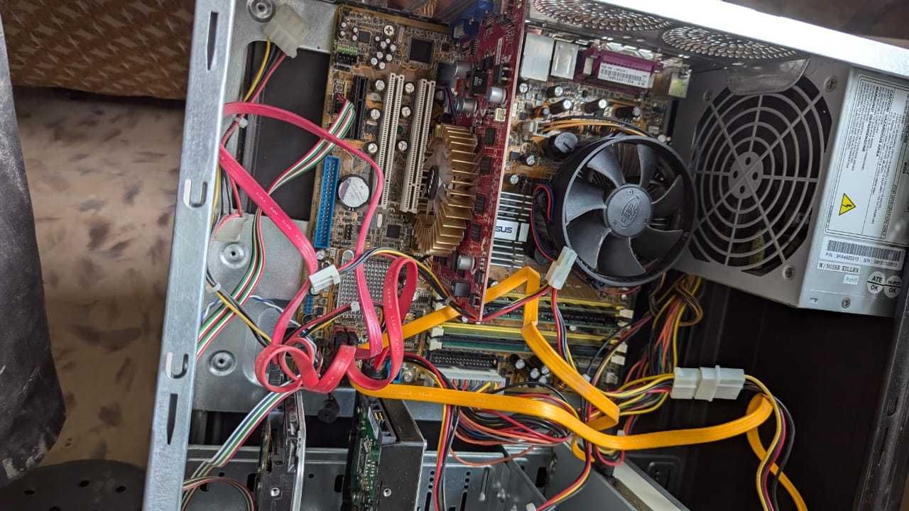 Компьютер со столом SSD 150 Gb HDD 800 Gb  RAM 6 Gb CPU E2140 1.6 GHz