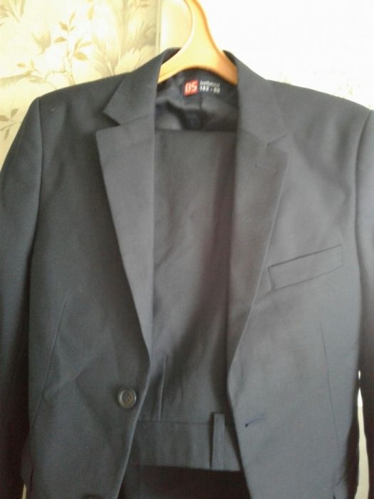 Продам новый школьный костюм с брюками.