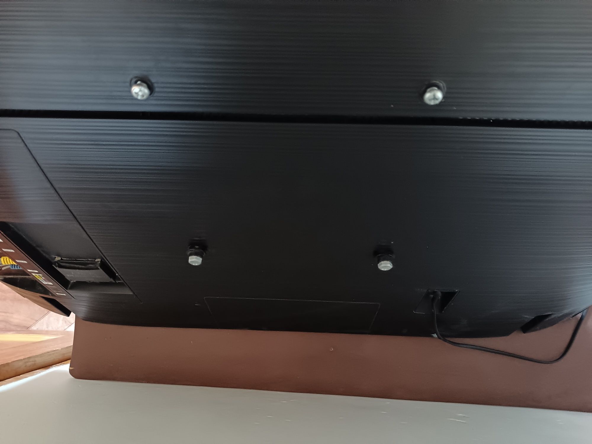 Телевизор Samsung 43" — экран треснут продаю целиком
