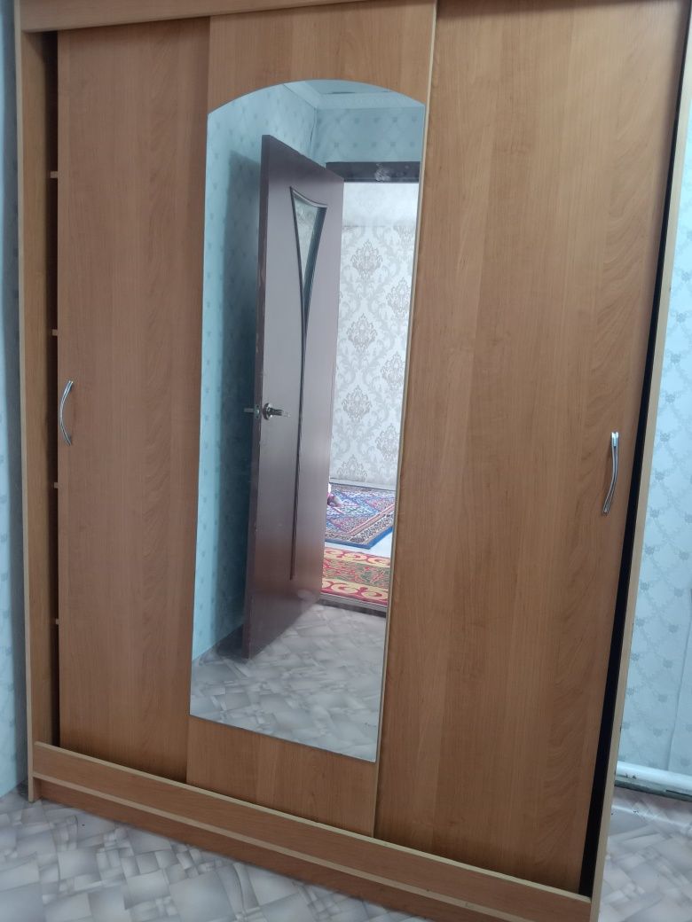 Шкаф с зерколом и полками