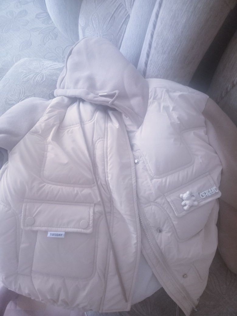 Продам куртку новую. На девочку 150см примерно.