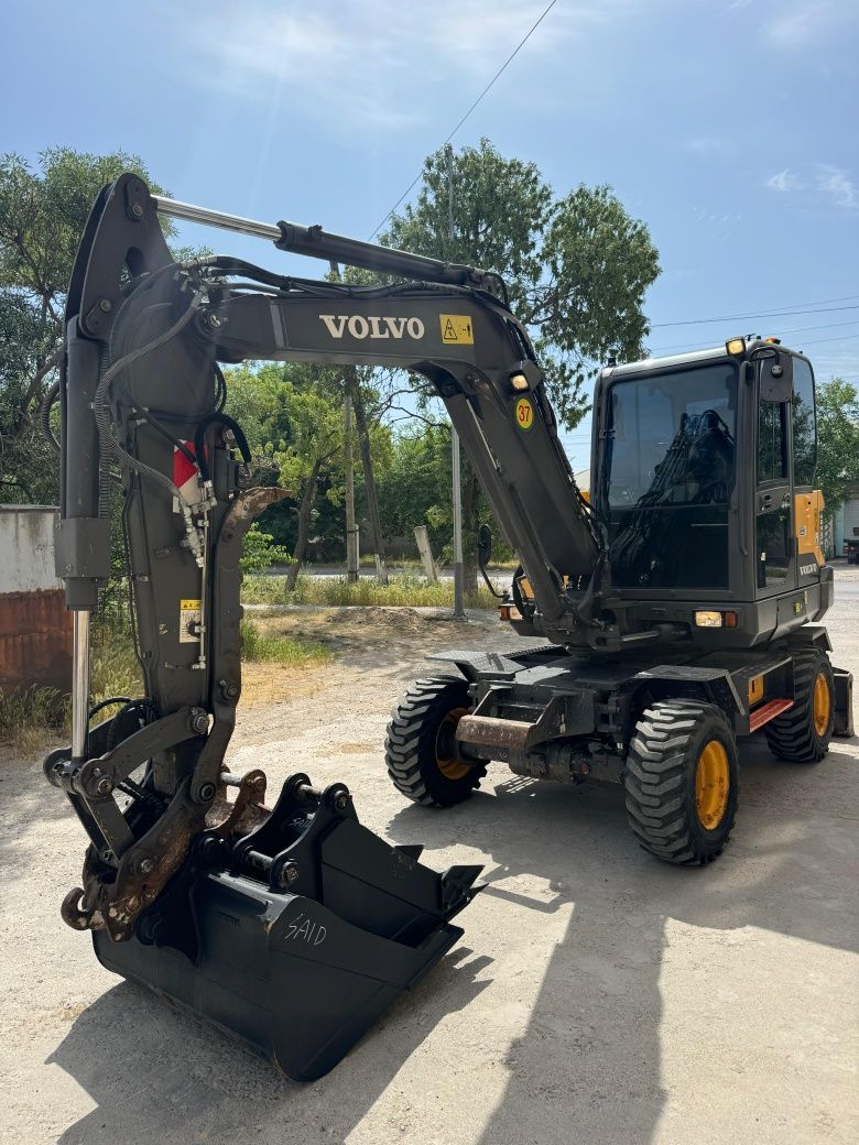 Экскаватор Volvo EW60E – «Малютка» с гидромолотом и ковшами, Шымкент