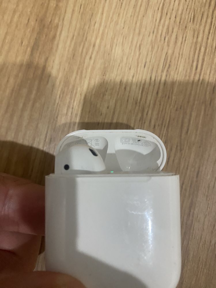 Продам оригинальные наушники Airpods 2 в хорошем состоянии