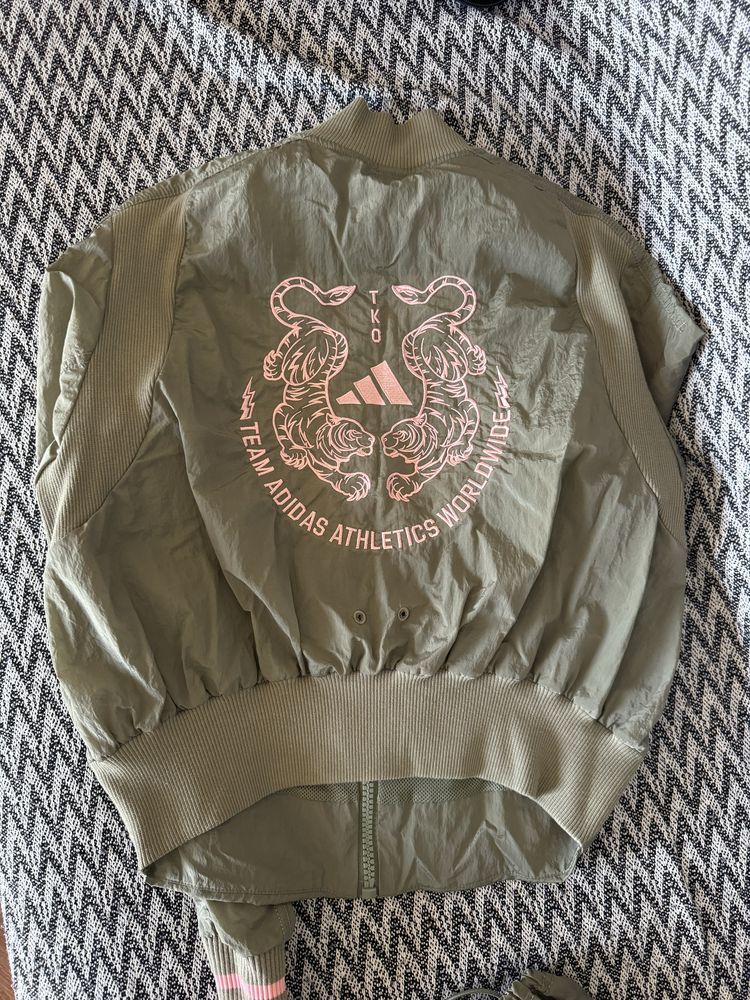 Продам женский костюм Adidas