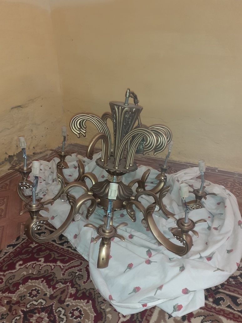 Люстра для зала в отличном состояние