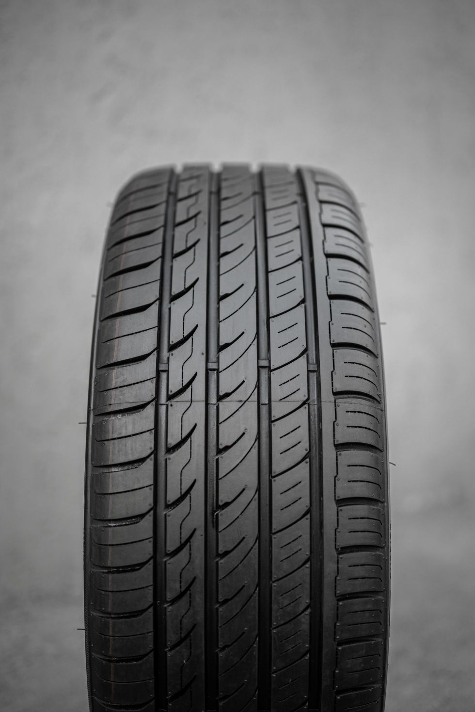 THREE-A 305/40R22 P606 114W
