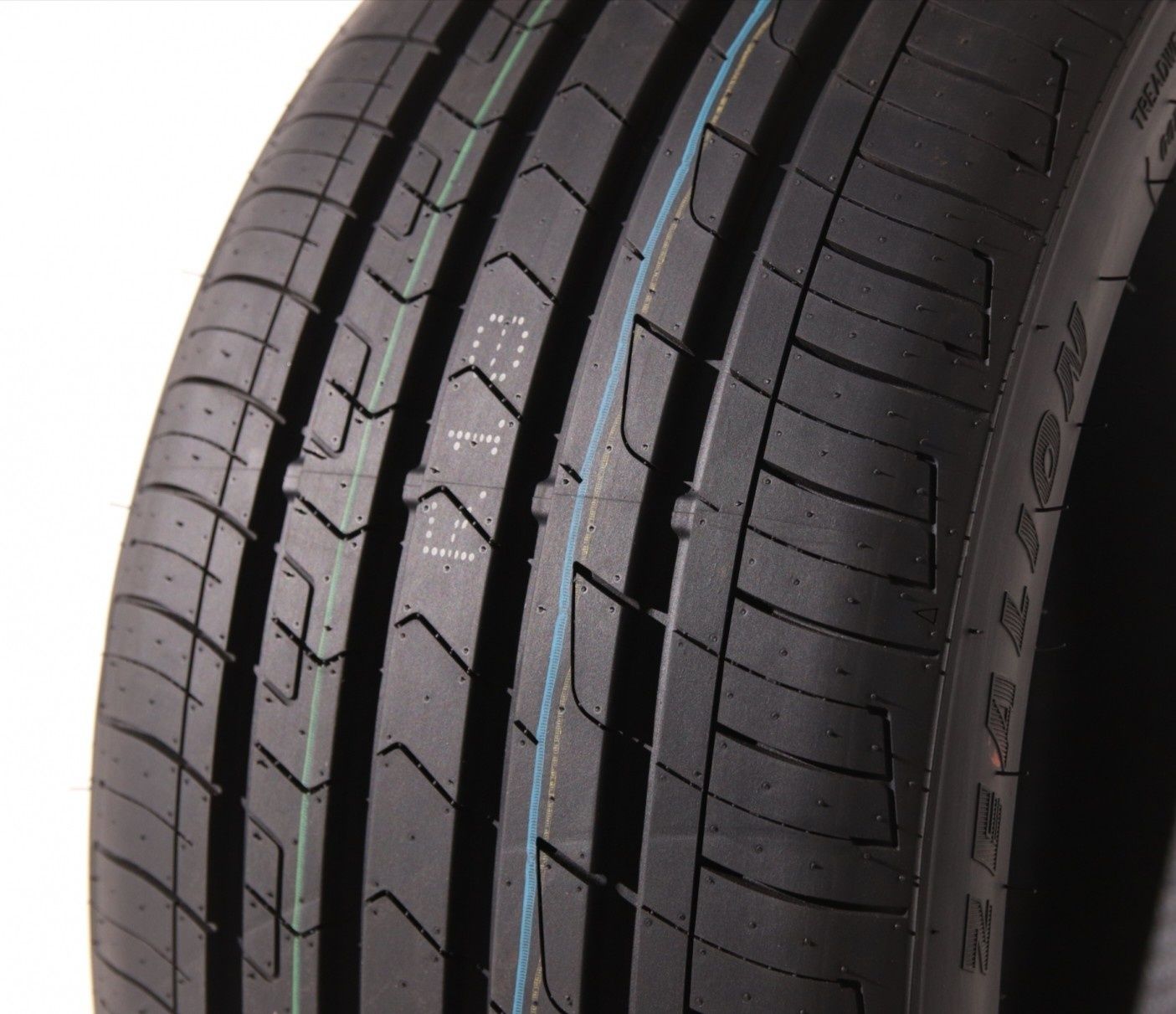 ZMAX 235/45ZR19 ZEALiON 99W XL