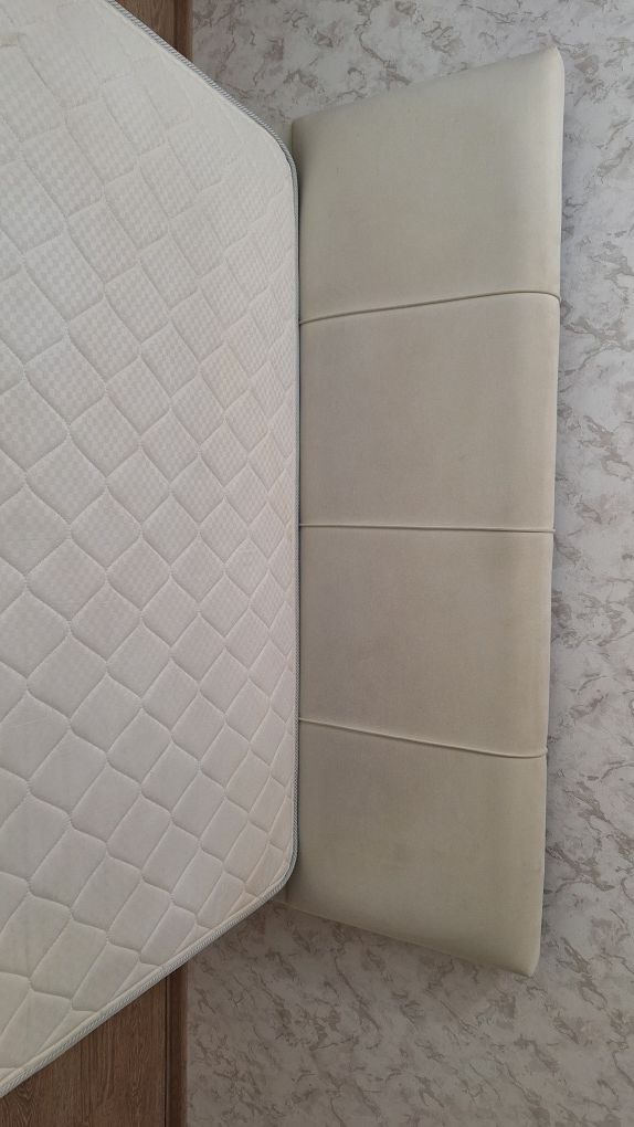 Продам кровать двухспальную с матрасом без откидного механизма
