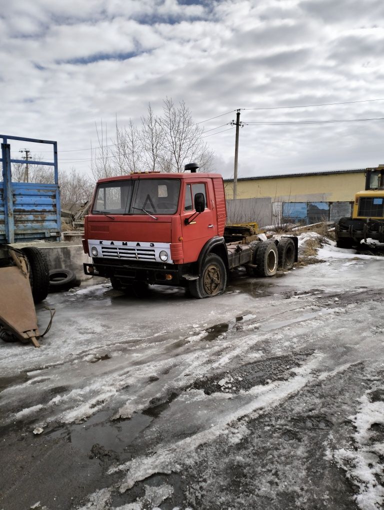 КамАЗ седельный тягач вместе с прицепом