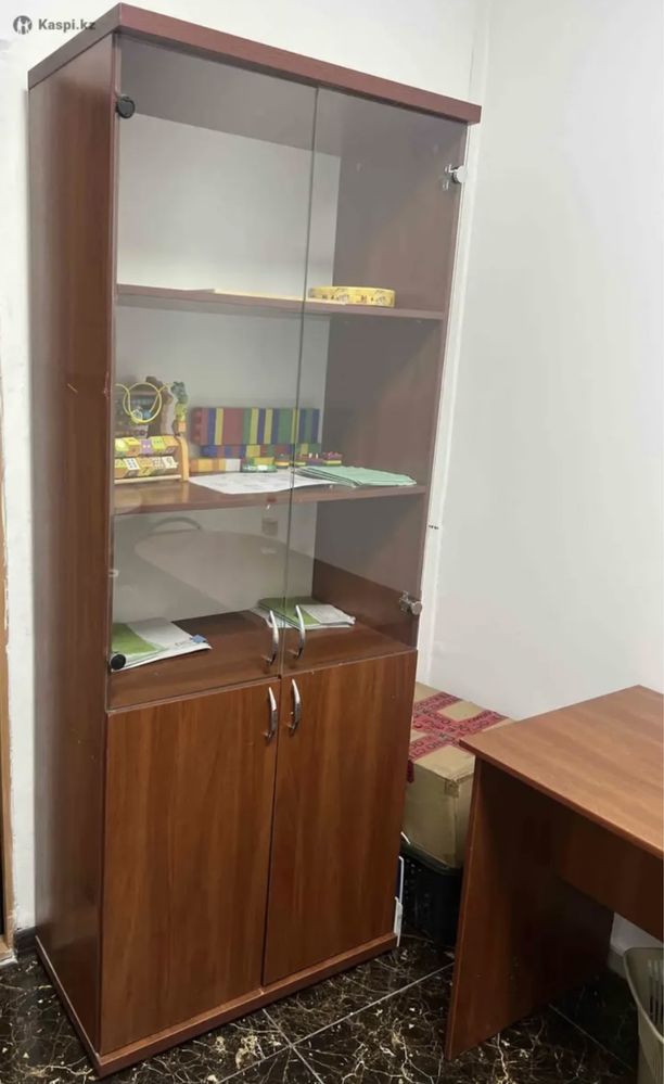 Продам офисный шкаф со стеклянными дверцами