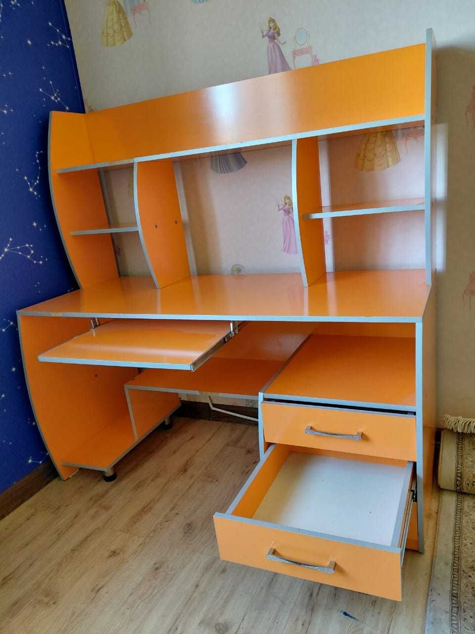Письменный компьютерный стол