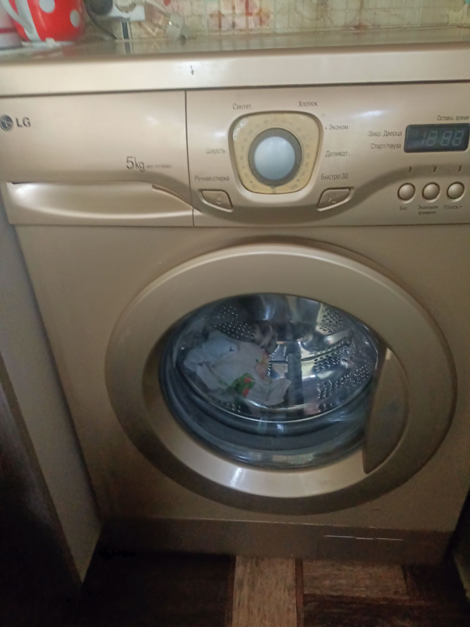 Продам машинку LG 5кг