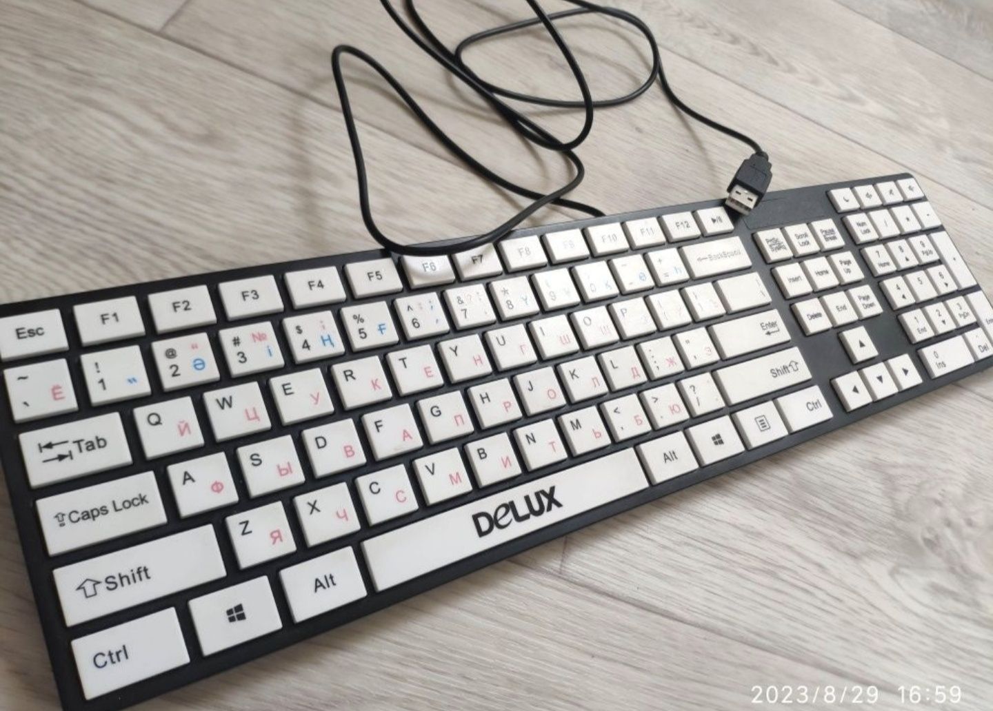 Клавиатура USB Delux черная, некторые клавиши букв в центре не сраб