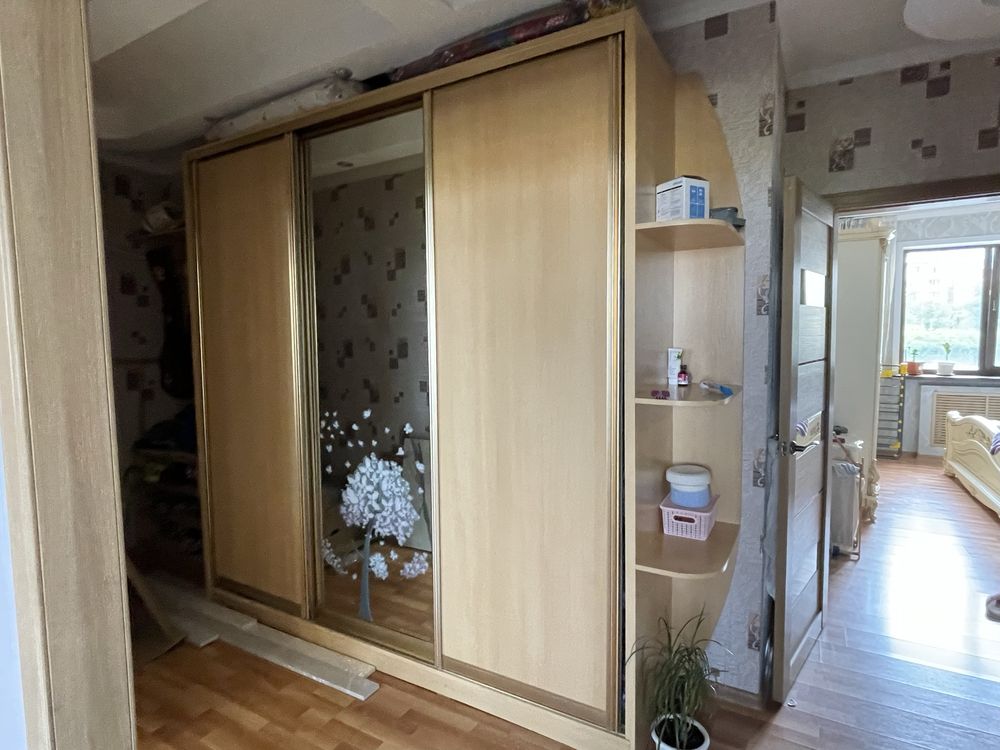 Шкаф купе с зеркалом, раздвижные двери