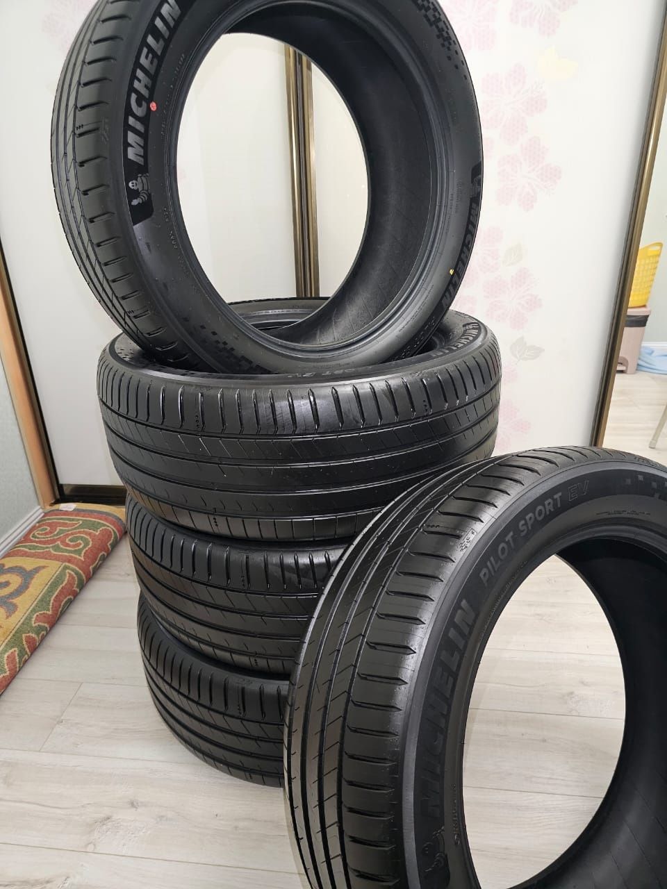 Продам комплект летних шин