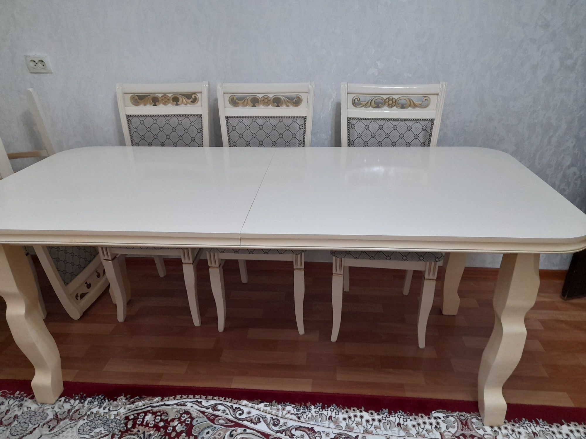 Продаётся овальный стол для гостиной