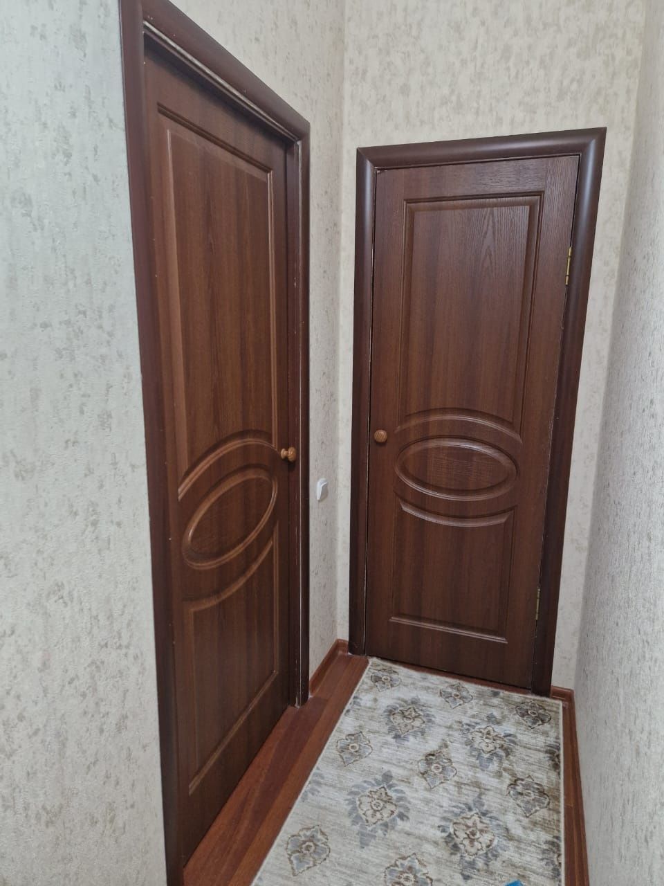 Есіктер сатылады таза есіктер бағасы 8мыңнан бағасын келісеміз