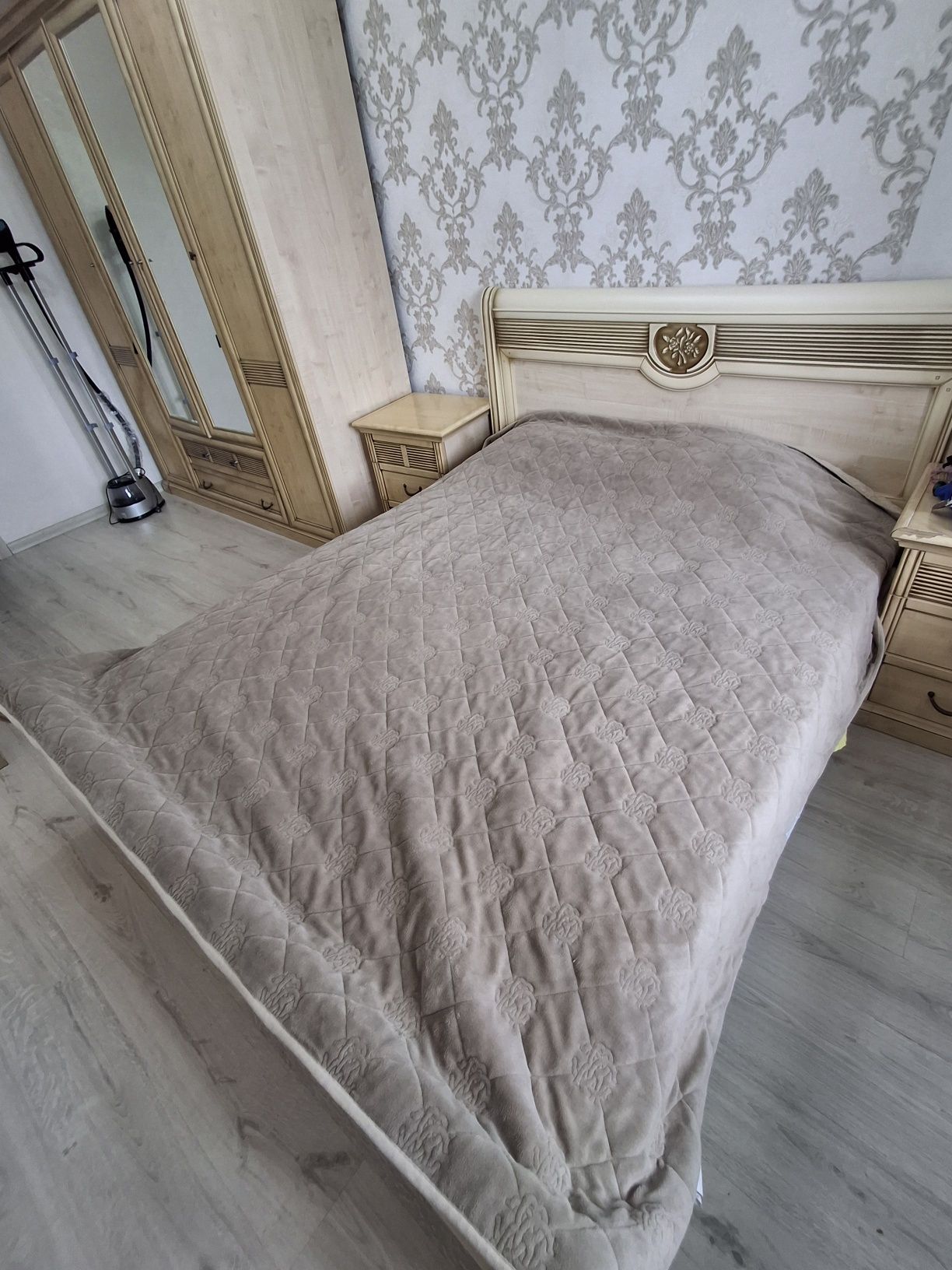 Продам шкаф, кровать, комот тумбы
