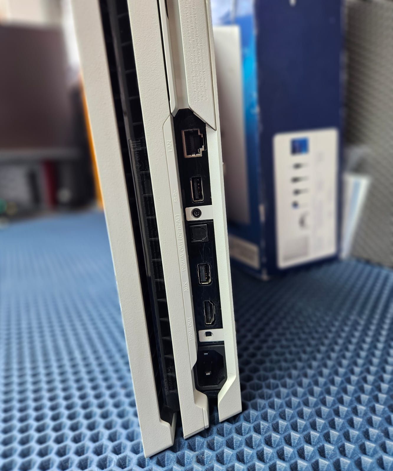 PS4 PRO белый эксклюзив с играми / полный комплект/супер состояние .